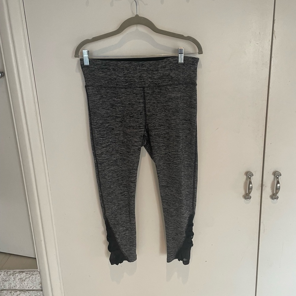 🏋️Gray 3/4 length workout pants 🏋️